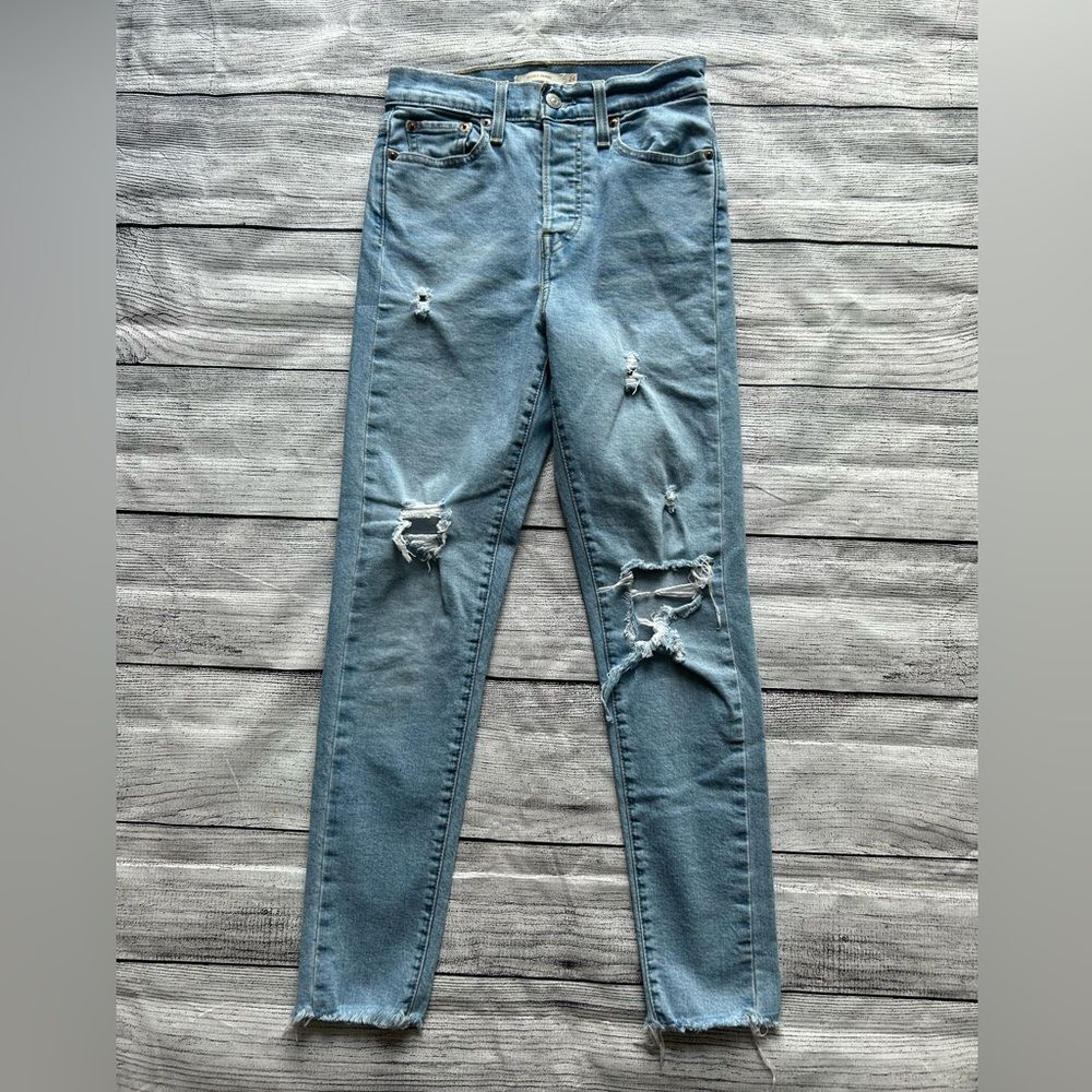 Levi’s Wedgie Skinny distressed light medium wash jeans size 26